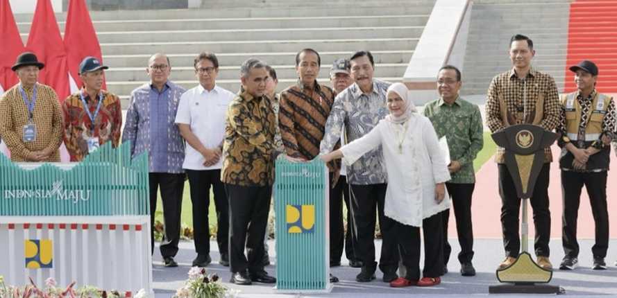 Disaksikan Presiden Jokowi, Menteri AHY Serahkan Sertipikat Tanah Elektronik Hak Pakai untuk Istana Negara dan Istana Garuda di IKN