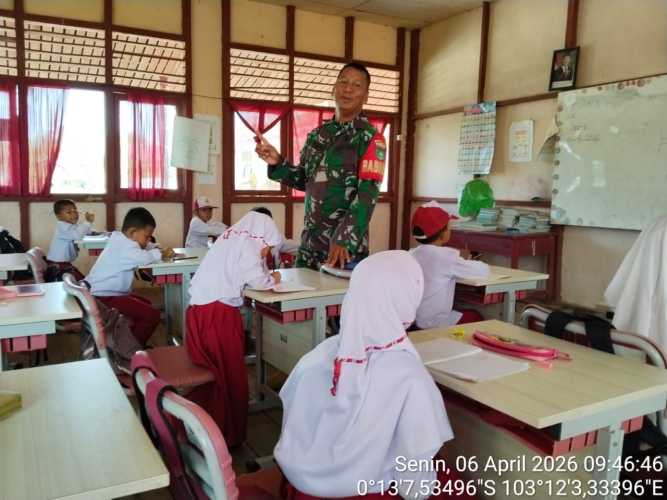Sentuhan TNI di Ruang Kelas, Babinsa Sungai Dusun Tanamkan Semangat Calistung untuk Masa Depan Anak Negeri