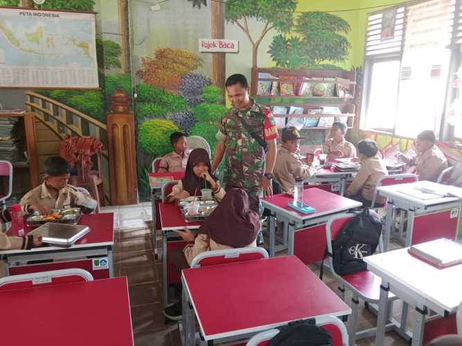 Serda Ronal Manalu secara aktif terlibat dalam pendistribusian 2537 porsi makanan bergizi kepada siswa-siswi di berbagai sekolah