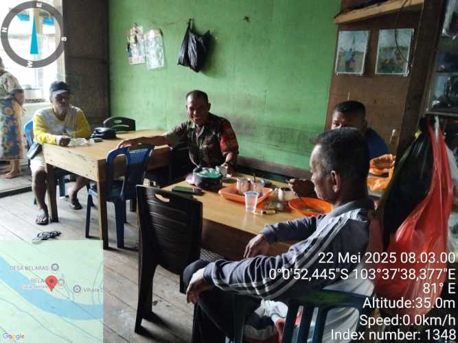 Babinsa Serma H. Situmorang Lakukan Komsos dengan Masyarakat Nelayan dan Pekebun Kelapa