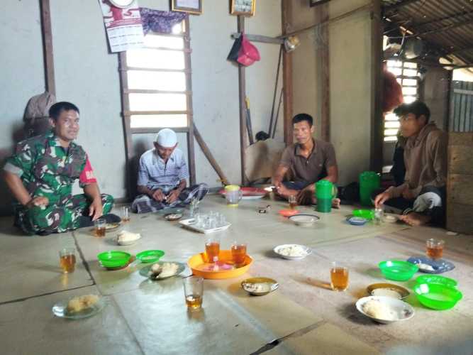 Babinsa Sertu Suherman Jaga Kerapatan Adat Bersama Warga Binaan
