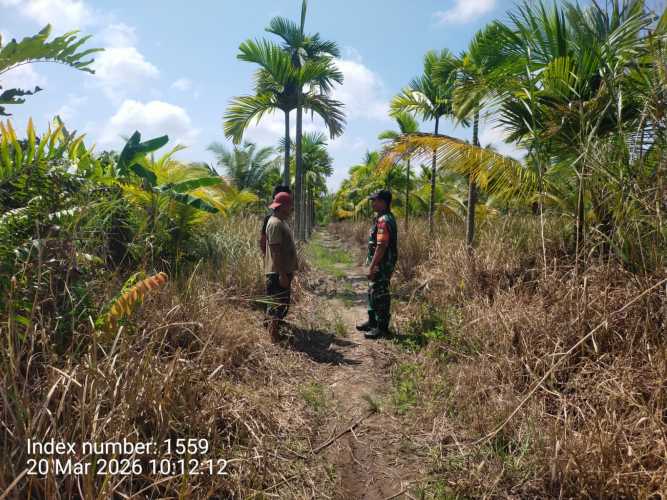 Babinsa Serka Syamsir Gelar Patroli Dialogis Pencegahan Karhutla di Desa Sei Dusun