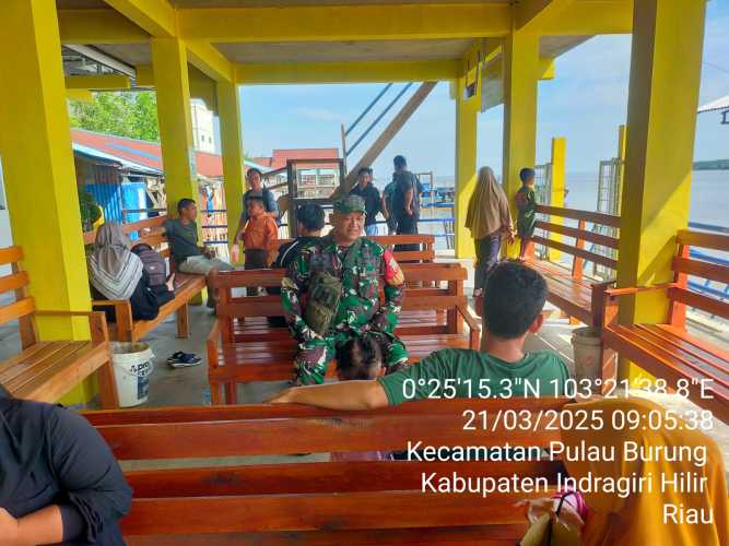 Babinsa Koramil 11/PBR Ajak Warga Jaga Keselamatan di Perjalanan Laut Melalui Komsos
