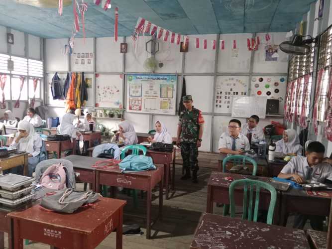 Babinsa Serda Ronal Manalu melakukan pendampingan MBG di SMAN 1 Tembilahan Hulu: