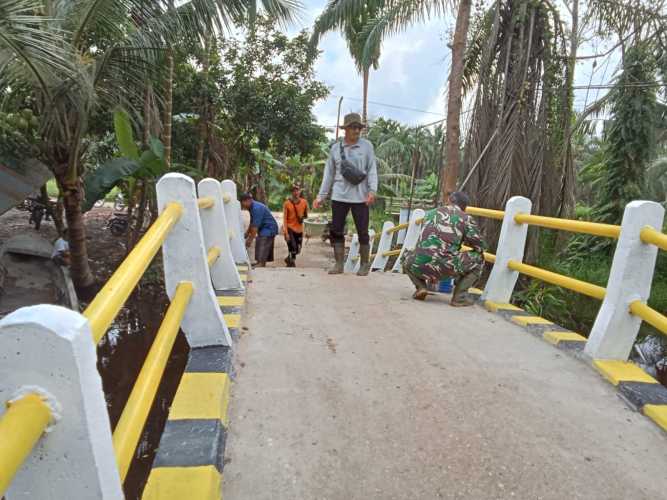 Rehabilitasi Jembatan Penghubung di Desa Numpa Masuk Tahap Finishing, Babinsa Koramil 12/Batang Tuaka Serda Pernando Pendampingan Langsung