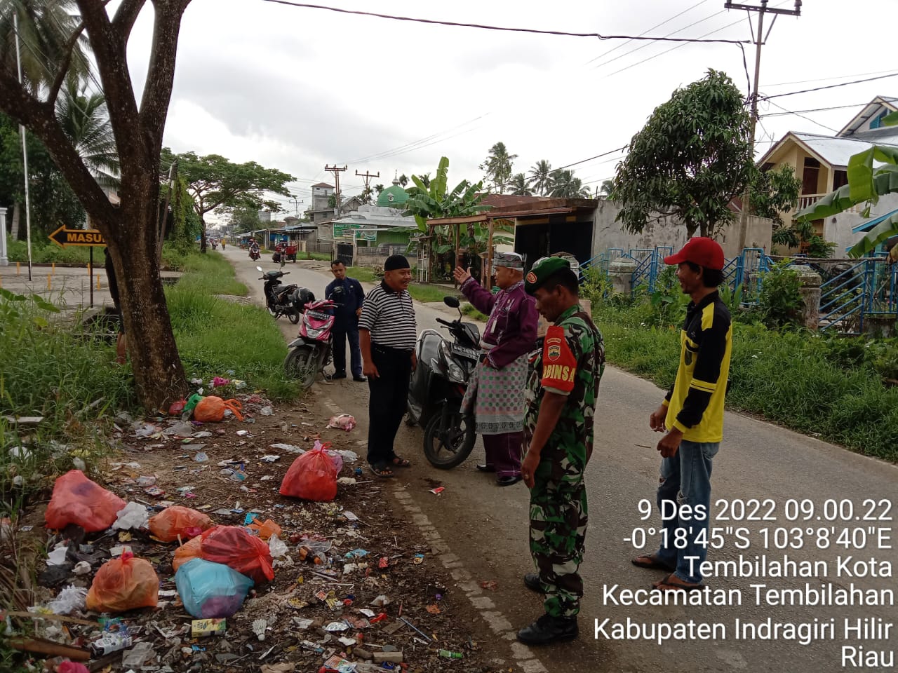 Danpos Koramil 01/Tembilahan Bersama Kabid DLHK Cek Lapangan Keberadaan Sampah