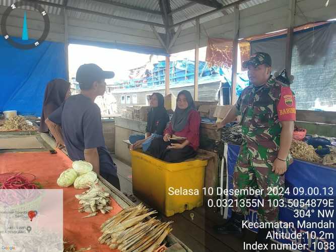 Babinsa Koramil 08/Mandah Pantau Harga Pasar di Sembuang