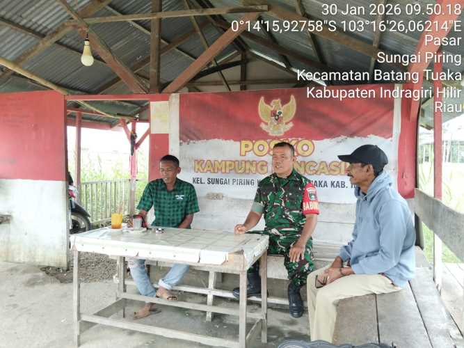 Babinsa Koramil 12/Batang Tuaka Sertu Fero A. Duha menjaga keselamatan penumpang boat di Kampung Pancasila