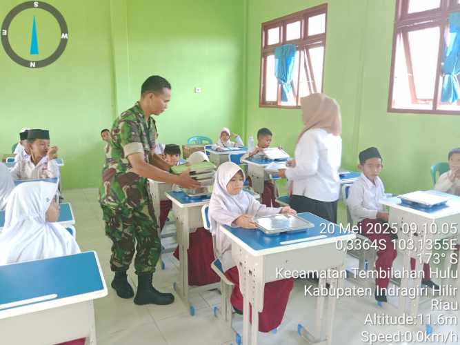 Babinsa Serda Ronal Manalu Dampingi Distribusi 1.112 Porsi Makanan Bergizi untuk Pelajar di Tembilahan Hulu