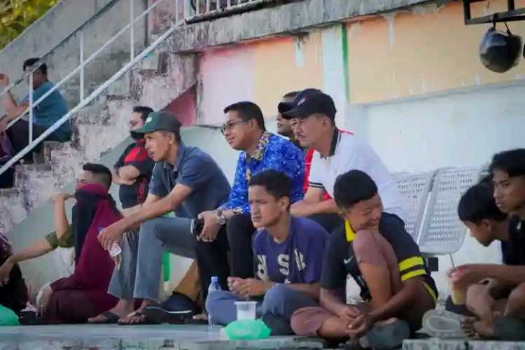 Wakil Bupati Rokan Hilir Jhony Charles Menonton Semifinal Sepakbola Silaturahmi Cup 2