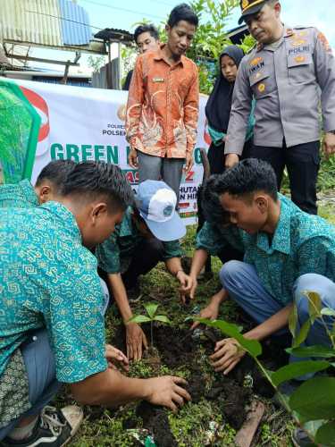 Kapolsek Pelangiran Jadi Promotor Penghijauan di Lingkungan Sekolah Lewat Program Green Policing Go To School