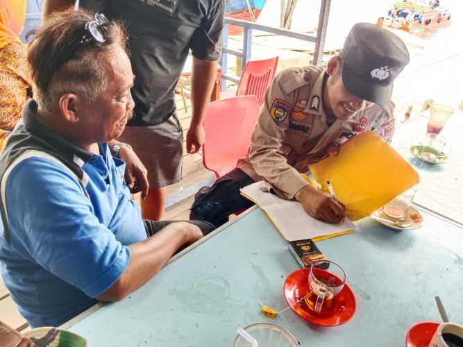 Bhabinkamtibmas Polsek Pelangiran Laksanakan Harkamtibmas Door to Door di Desa Tagagiri Tama Jaya