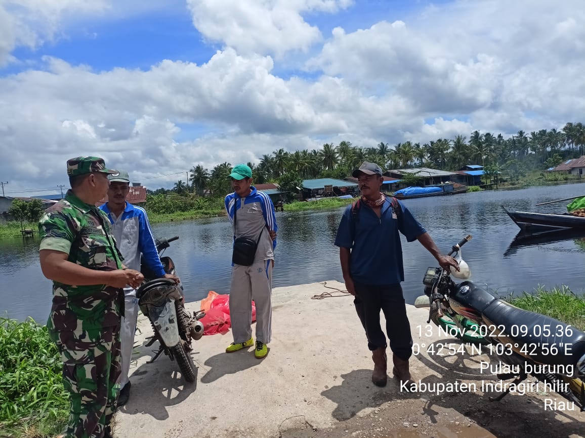 Babinsa Pulau Burung Menjaga Protokes di Pelabuhan Penyeberangan