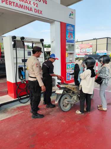 Antrean BBM dan Stok BBM Normal, Polsek Tempuling tetap Kawal SPBU di Tempuling.
