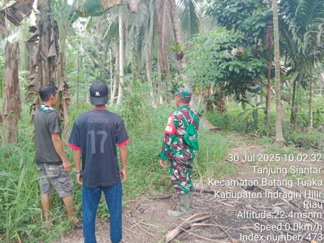 Babinsa Koramil 12/Batang Tuaka Melaksanakan Sosialisasi dan Patroli Pencegahan Karhutla