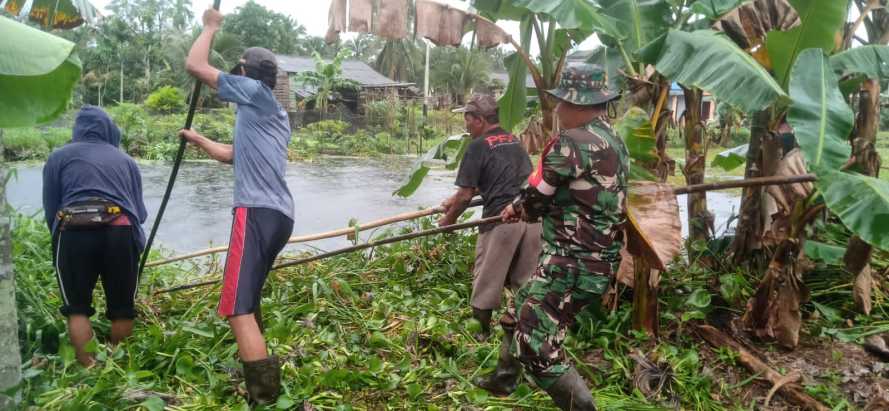 Koramil 11/Pulau Burung Gerakkan Personilnya Dalam  Karya Bakti TNI Peduli Banjir