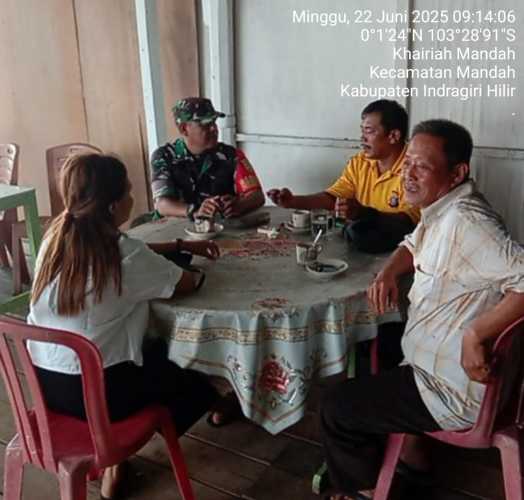 Babinsa dan Polsek Jaga Kondusifitas Kamtibmas di Desa Bakau Aceh