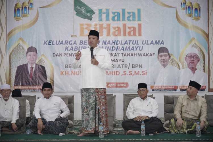 Hadiri Halalbihalal dan Penyerahan Sertipikat Tanah Wakaf PCNU Indramayu, Menteri Nusron Minta NU Berikan Kebermanfaatan bagi Masyarakat