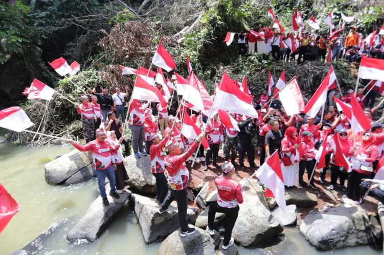 Dandim 0208/Asahan Bersama Bupati dan Forkopimda Kibarkan Bendera Merah Putih di Air Terjun Simonang-Monang