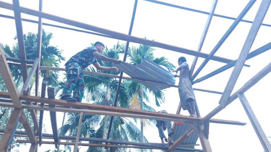 Praka Anugerah  Turut Andil dalam Program TMMD ke-123 Kodim 0314/Inhil, Bedah Rumah Tidak Layak Huni di Desa Karya Tunas Jaya