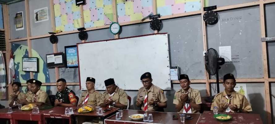 Kolaborasi TNI dan Pramuka: Babinsa Teluk Nibung Berpartisipasi dalam Pelantikan Penegak Bantara
