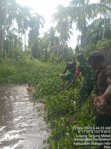 Babinsa Sungai Beringin Bergotong Royong Bersihkan Saluran Air Pendukung Pengangkutan Hasil Panen Petani
