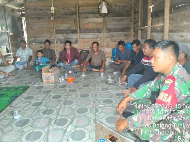 Babinsa membantu masyarakat menghadapi berbagai kesulitan