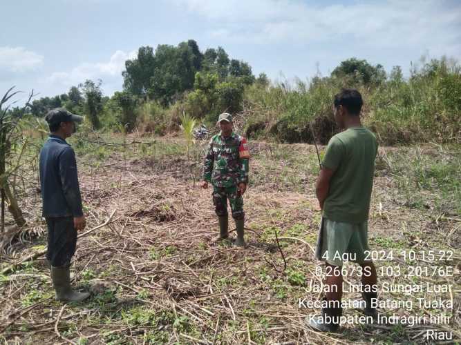 Babinsa Sungai Luar Lakukan Penyuluhan Karhutlah di Tengah Merebaknya Peristiwa