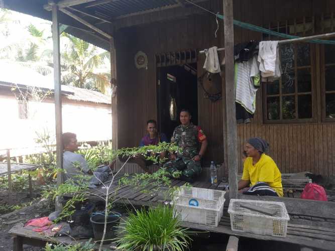 Babinsa Koramil 01/TBH Sertu Suherman Lakukan Komsos di Kampung Pancasila Desa Sungai Intan Tembilahan Hulu