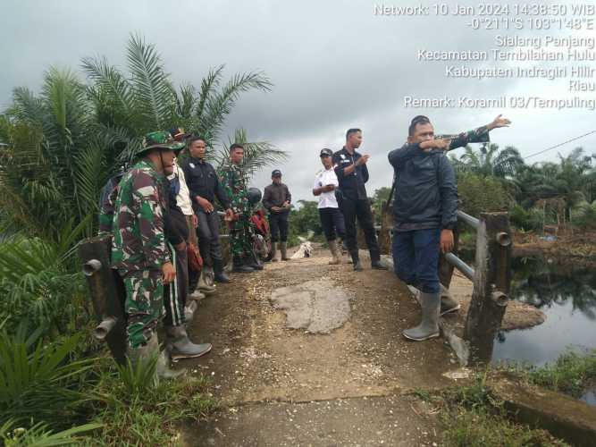 Babinsa Koramil 01/Tembilahan  Serda Deni Sutrisno Laksanakan Kegiatan Pengecekan Parit Normalisasi Untuk Lahan  Pangan