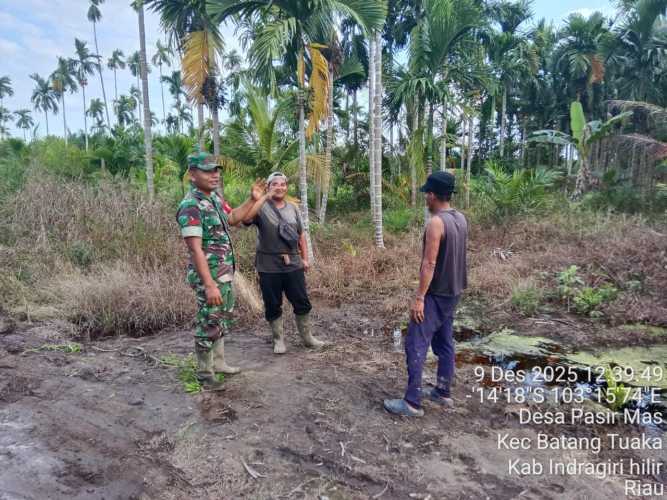 Patroli Tapal Batas Babinsa Pastikan Wilayah Aman dari Ancaman Karhutla