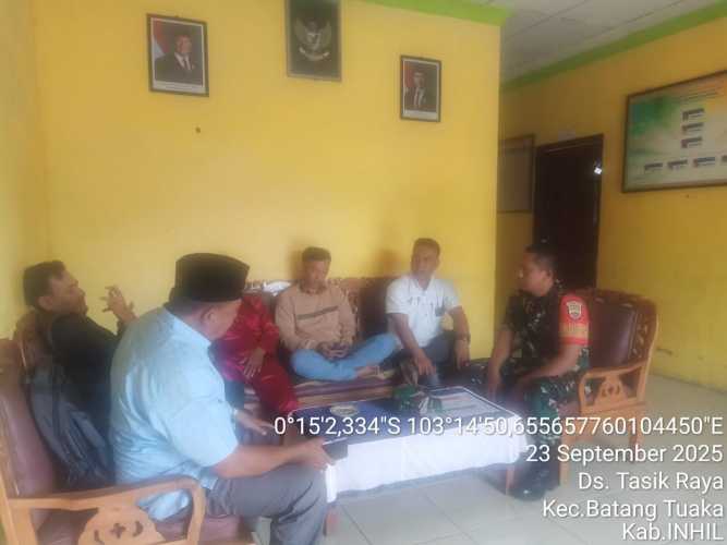 Babinsa Koramil 12/Btk Monitoring Pelayanan Desa
