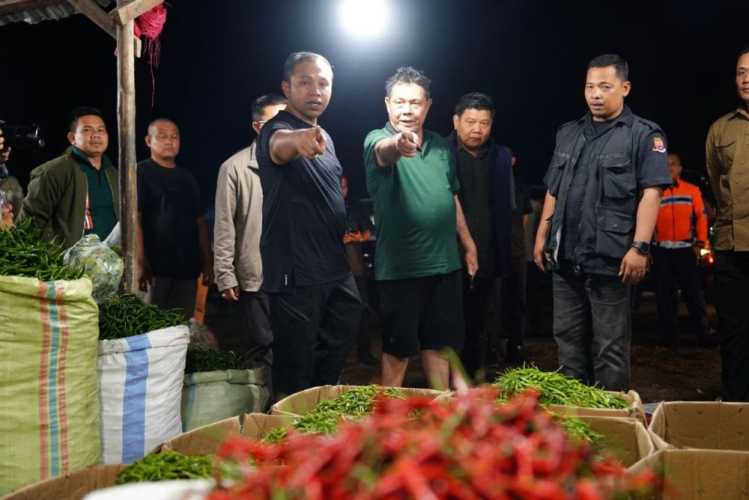 Pantau Harga Pangan, Gubri Abdul Wahid Blusukan Dini Hari di Pasar Induk