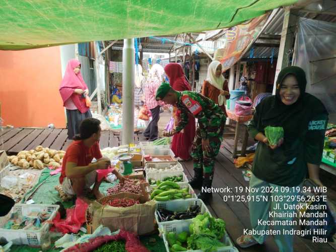 Babinsa Mandah Melaksanakan Edukasi Kepada Pedagang Pasar