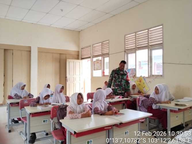 Babinsa Sungai Dusun Berikan Materi Pengetahuan Pancasila dan Ajak Siswa Lebih Semangat Sekolah