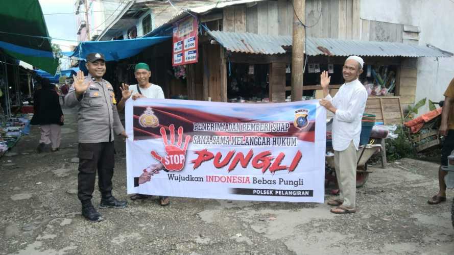 Babinkamtibmas Polsek Pelangiran  Sosialisasikan Saber Pungli di Pasar Lubuk Kempas