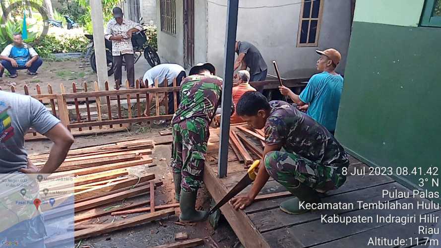 Batituud Koramil 01/Tembilahan Pimpin Gotong Royong Perehapan Pos Danpos Tembilahan Hulu