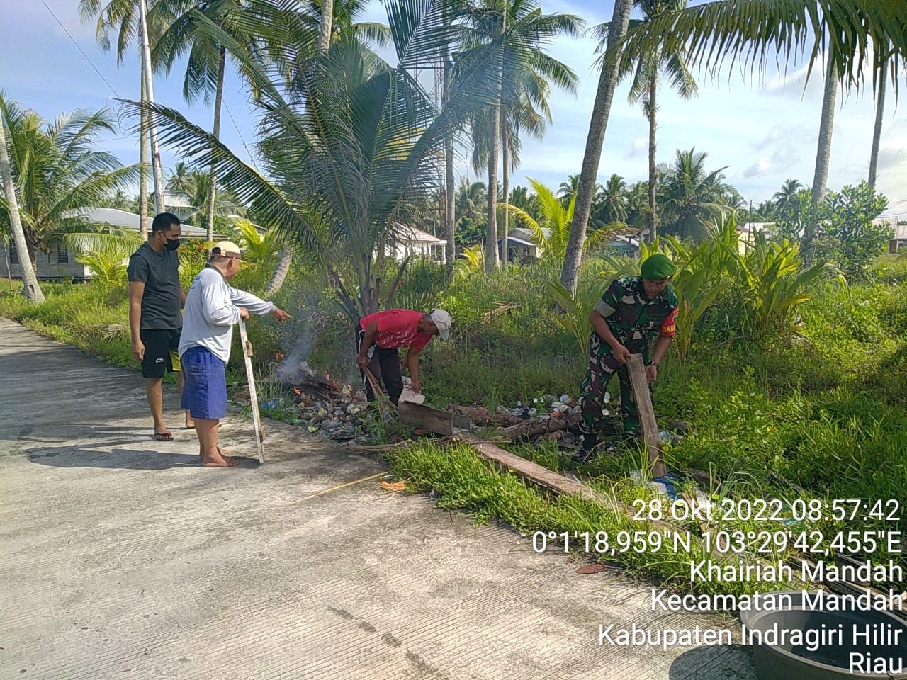 Serda Jimi Faisal Babinsa Koramil 08/Mandah Membersihkan Lingkungan kampung Pancasila