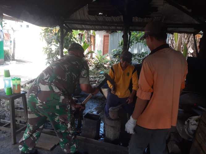 Dalam Mendukung UMKM Setempat, Babinsa Sungai Intan Kunjungi Pengrajin Pandai Besi