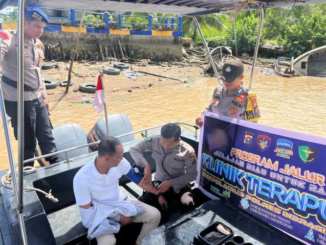 Satpolairud Polres Inhil Gelar Klinik Terapung, Warga Pesisir Sungai Indragiri Antusias Sambut Program JALUR