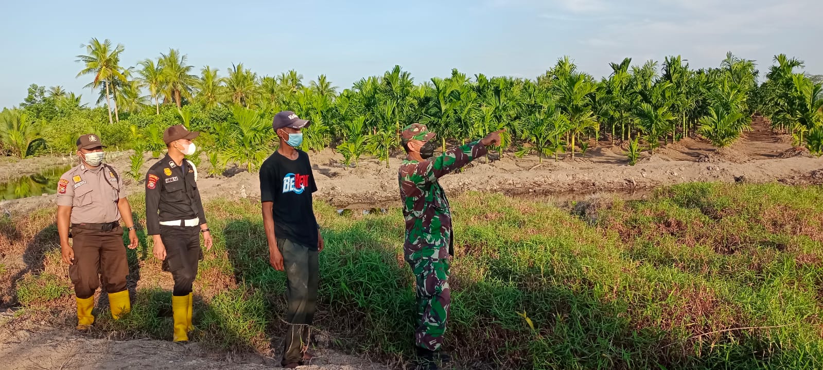 Serda Arlansyah Babinsa Koramil 11/Pulau Burung Bangun Kesadaran Warga Cegah Karhutlah