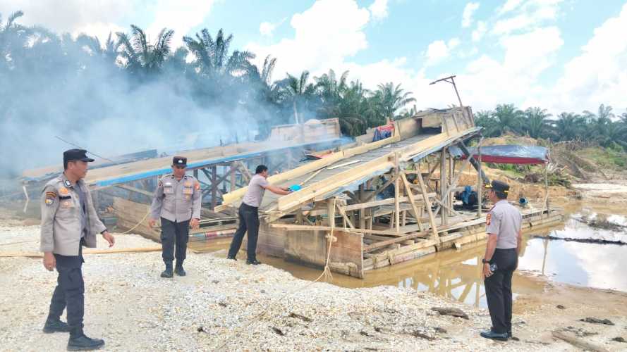 Polda Riau Konsisten Tindak PETI, Enam Rakit Tambang Ilegal Diamankan di Kampar Kiri