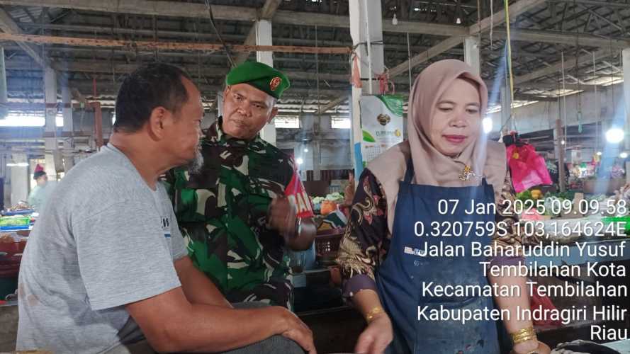 Babinsa Tembilahan Kota Gelar Komsos, Perkuat Kamtibmas di Pasar Mayang Kelapa
