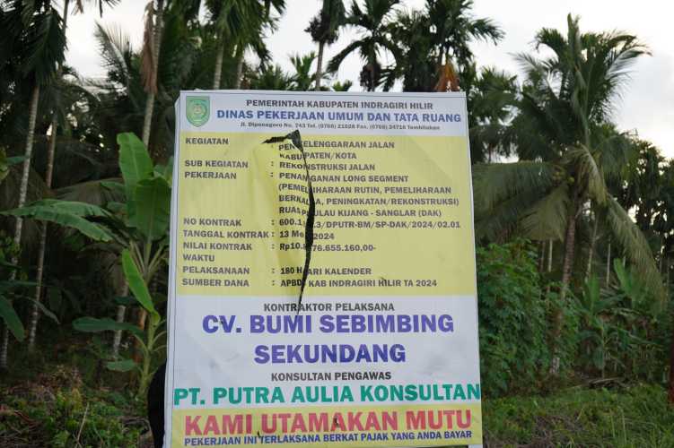 Tinjau Pembangunan Jalan Pulau Kijang-Sanglar, Pj Bupati Erisman Yahya Kecewa Terhadap Kinerja Kontraktor