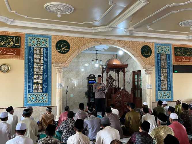 Usai Salat Jumat di Masjid Besar Nurul Huda, Kapolsek Concong Imbau Masyarakat Waspadai Berita Hoaks