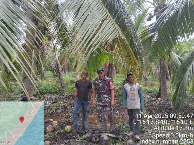 Babinsa dan Warga Berjibaku, Sukses Tumpas Potensi Karhutla di Sungai Piring