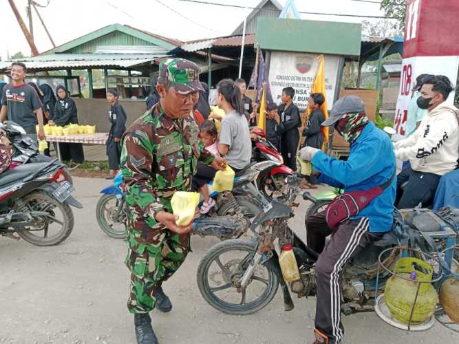 Pelda Rafli Bersama Komunitas PSHT Berbagi Takjil di Jalan Pendidikan