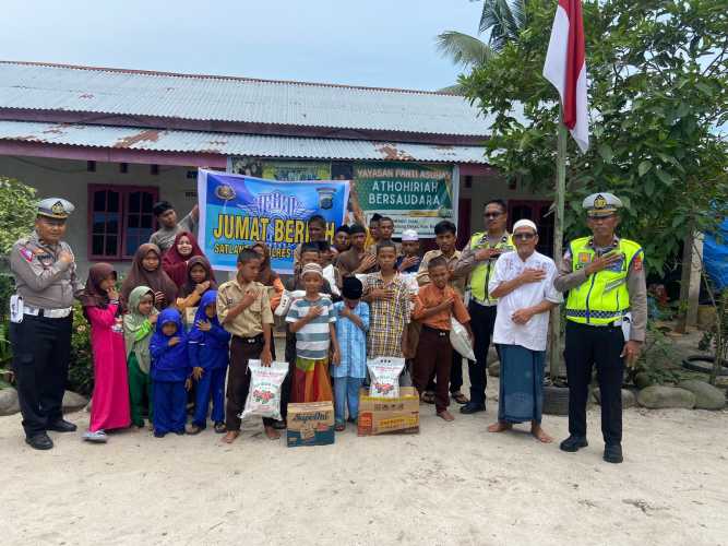 Satlantas Polres Batu Bara Tebar Kepedulian, Berbagi Nasi Kotak untuk ODGJ dan Pekerja Jalanan di Jum’at Berkah