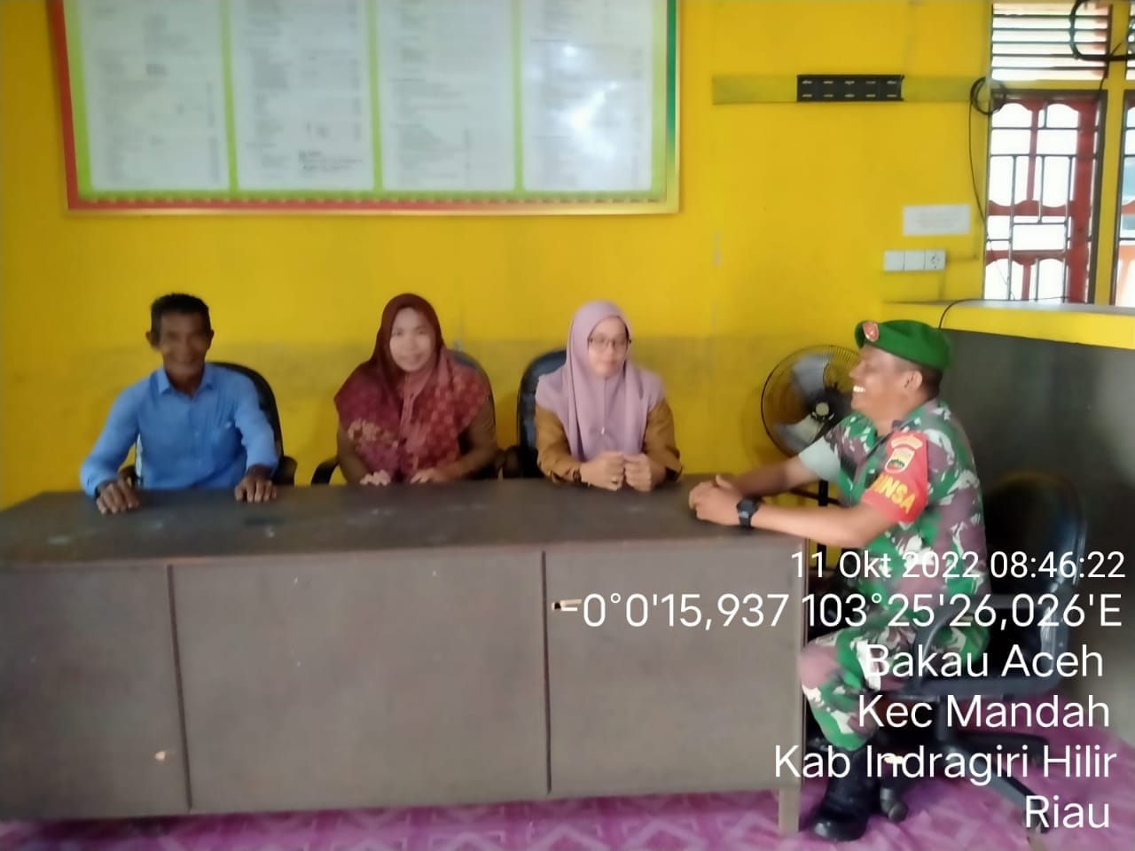 Serda Jimi Faisal Babinsa Koramil 08/Mandah Berkoordinasi di Kantor Desa