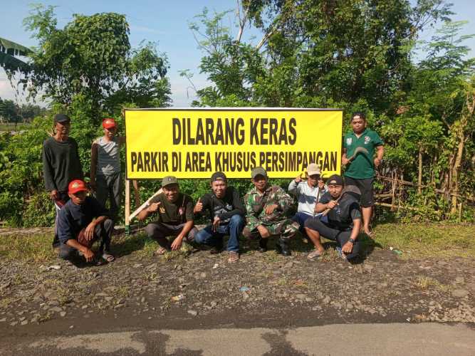 Wujudkan Kemanunggalan TNI Bersama Rakyat Babinsa Desa Menganti Bersama Warga Masyarakat Melaksanakan Kegiatan Kerja Bhakti Lingkungan